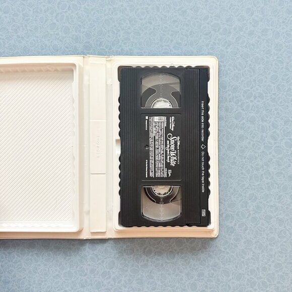 Disney Masterpiece VHS – Snow White and the Seven Dwarfs + All Original Inserts - Picture 7 of 8